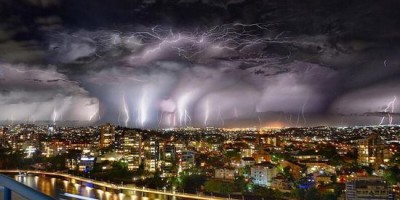 澳洲一城市遭10万多道闪电击中 场面壮观 澳洲一城市遭10万多道闪电击中 场面壮观